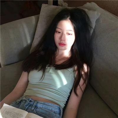 她的双眼背后